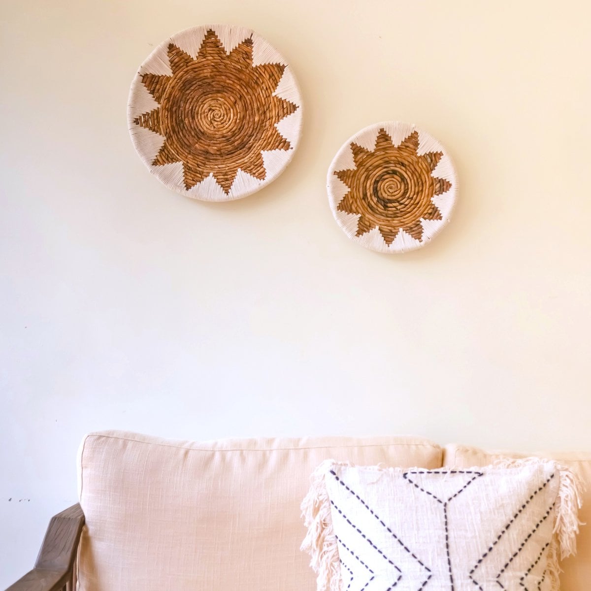 Round Boho Wall Basket – Woven Wall Decor– Decorative Bowl – Woven Wall Plate with Embroidered Star Pattern ADARI (2 sizes, Ø30/40 cm)