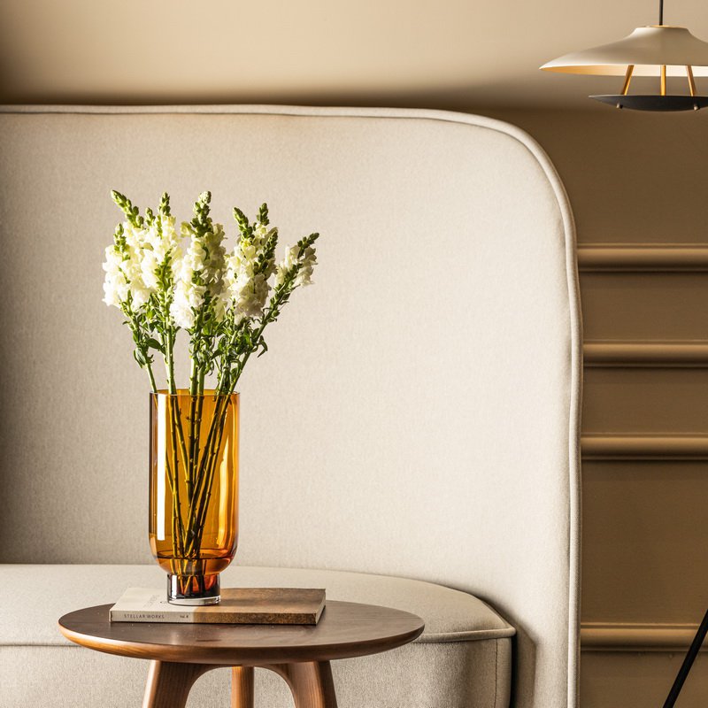 Enkel modern hög vas i glas, cylindrisk form på en stabil bas, varm mörk orange, OMAHA18AM