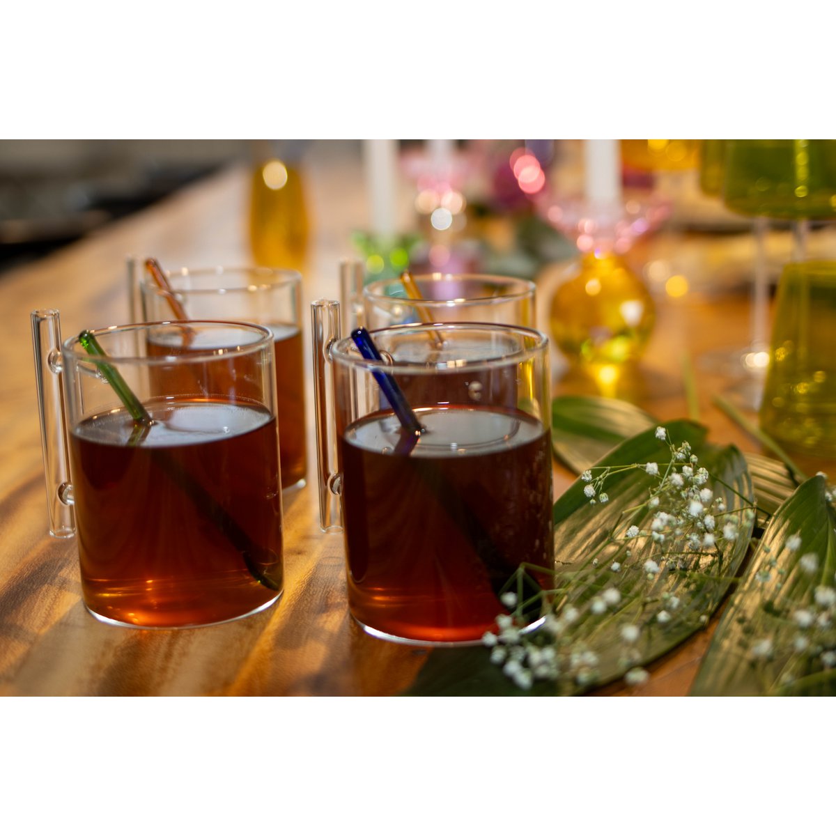 Tekoppar i glas med mångfärgade skedar - 4-pack