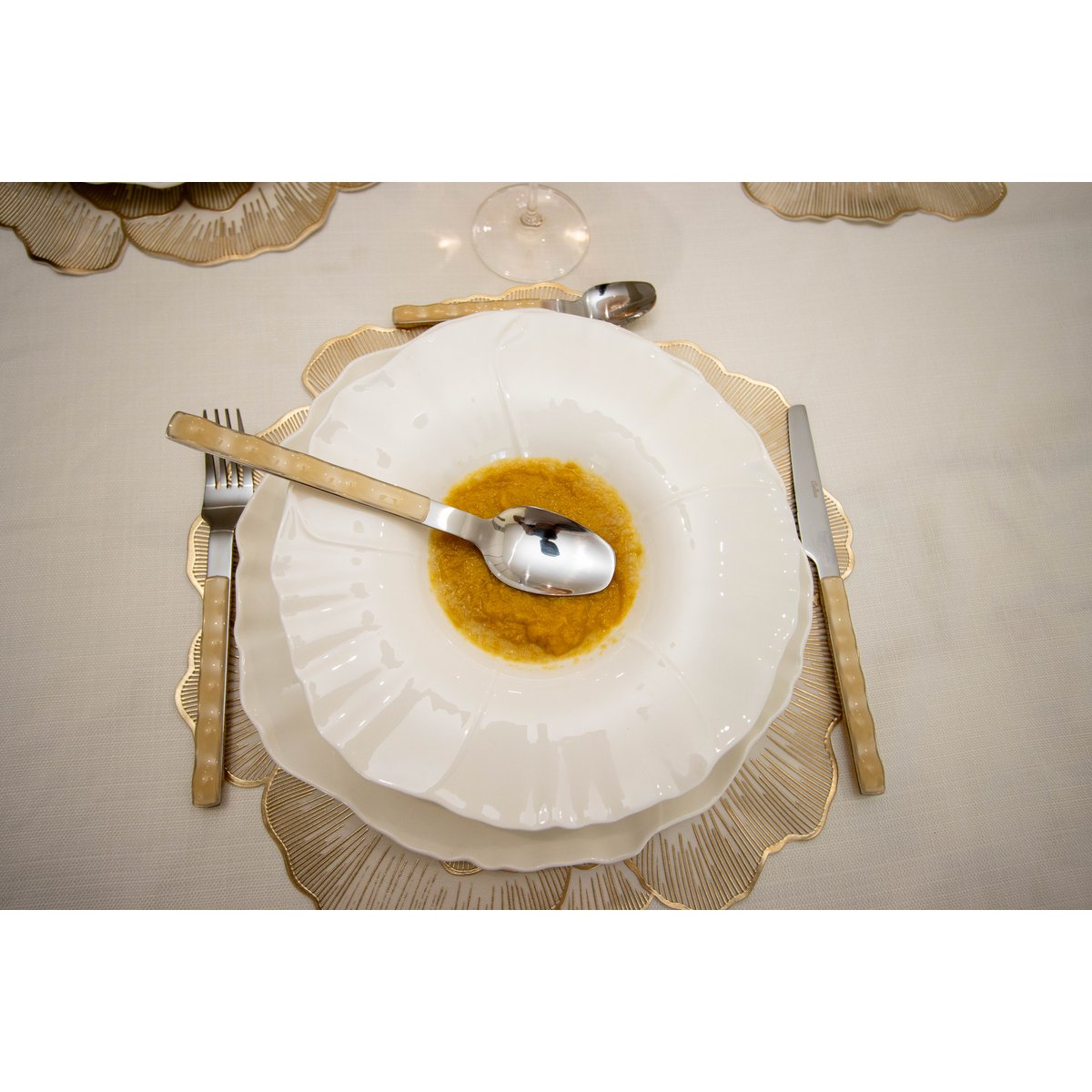 Housewife 24 pieces in silver with beige handle