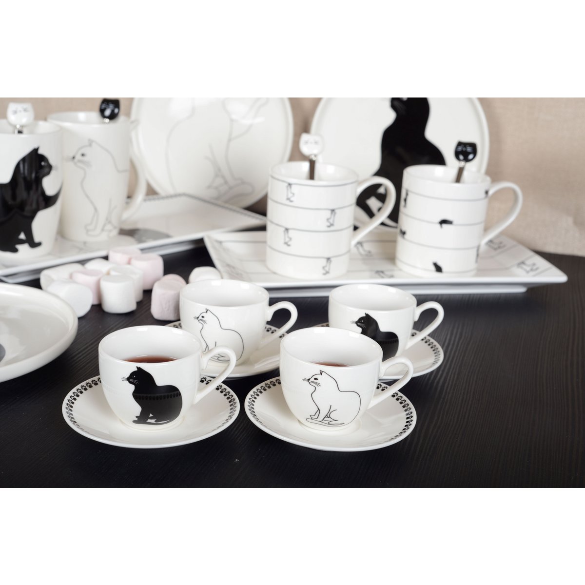 Kaffekoppar med fat med svart och vit katt – 4-pack