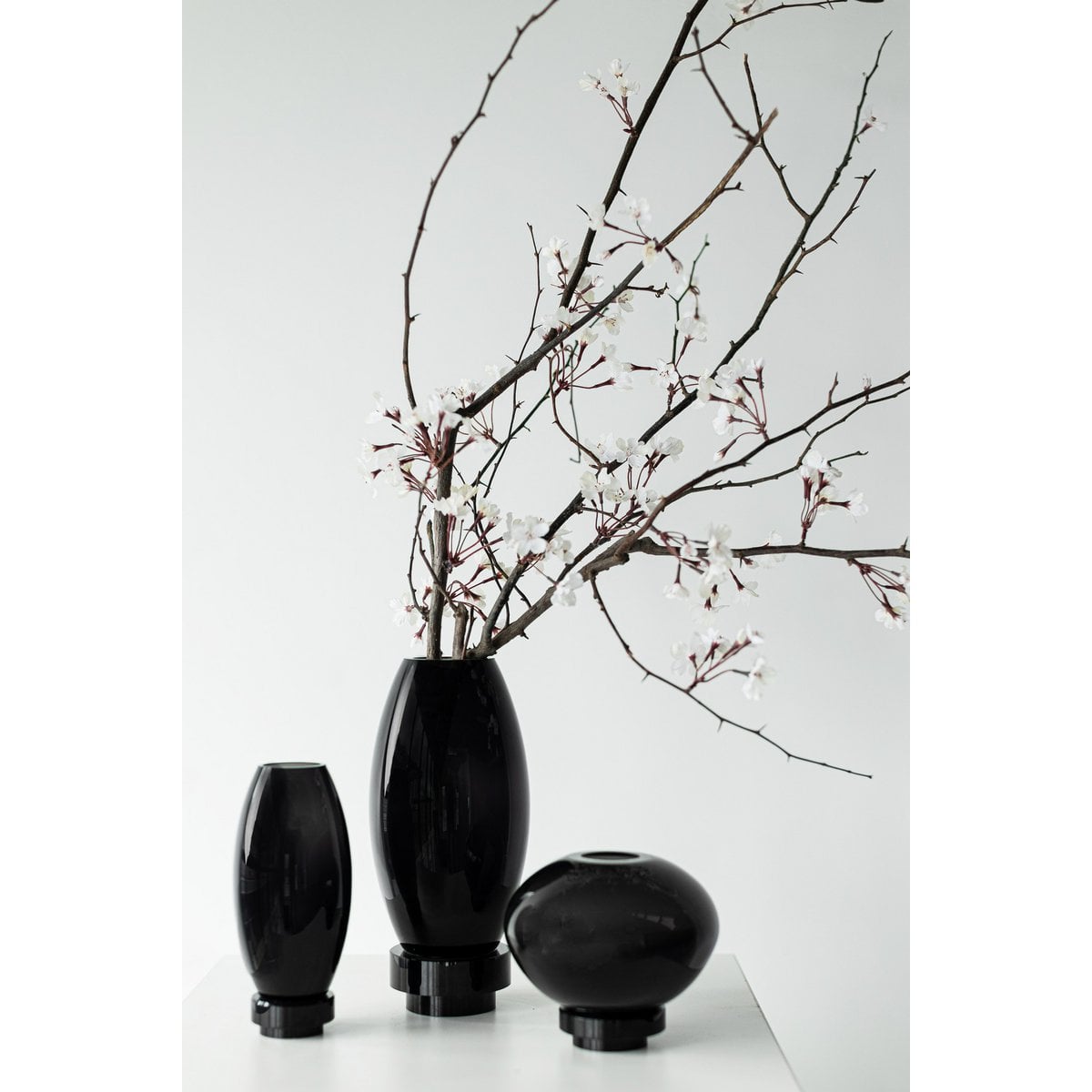 Small modern vase, innovative design, back high end glass. RUD15ZW