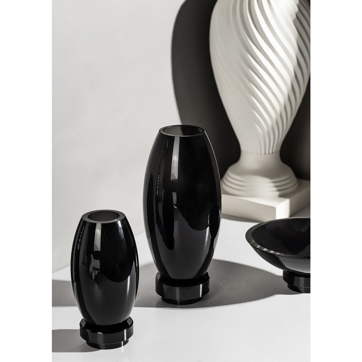 Small modern vase, innovative design, back high end glass. RUD15ZW