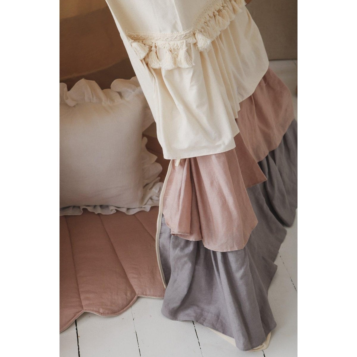 “Powder Frills” Teepee with Frills and "Powder Pink" Shell Mat Set