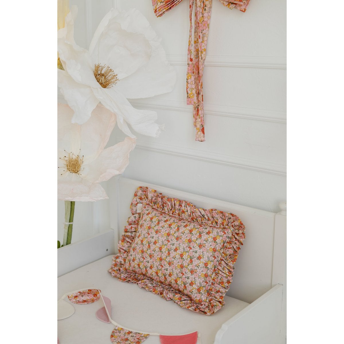 Decorative pillow with frill "green garden"