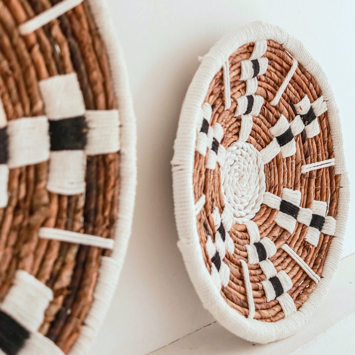 Väggdekor Rund boho väggkorg eller platt skål TAMAN gjord av bananfiber (2 storlekar)