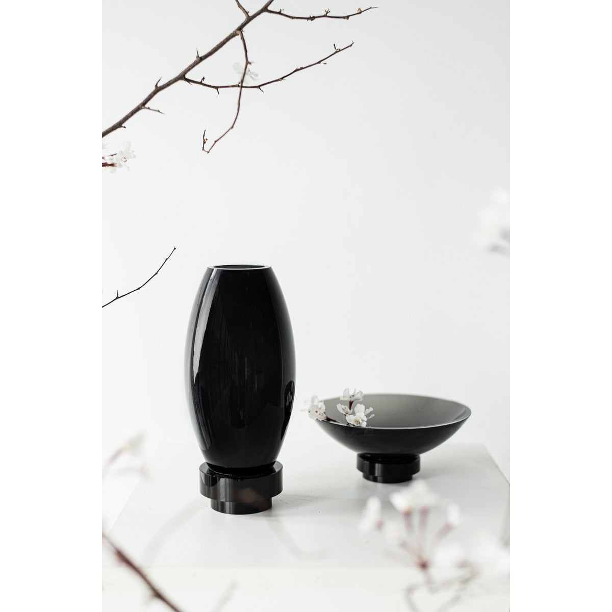 Small modern vase, innovative design, back high end glass. RUD15ZW