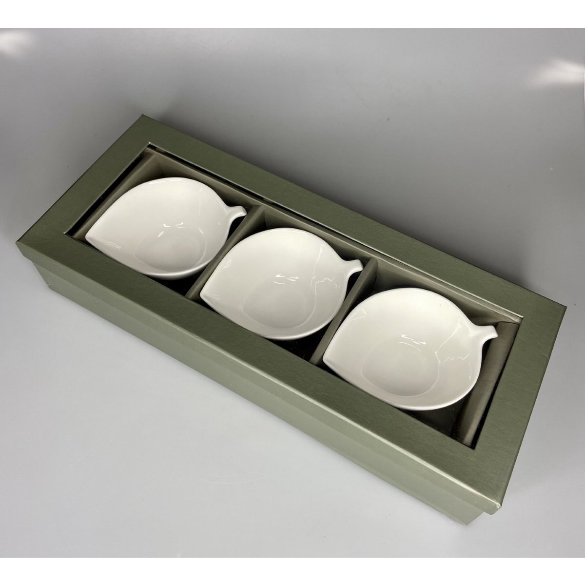Set med 3 aperitifkoppar med bladsilver