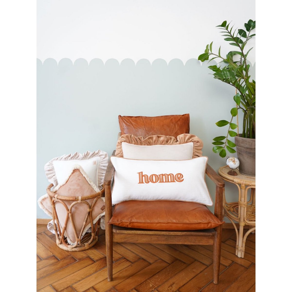 Decorative velvet pillow with frill "Cappuccino"