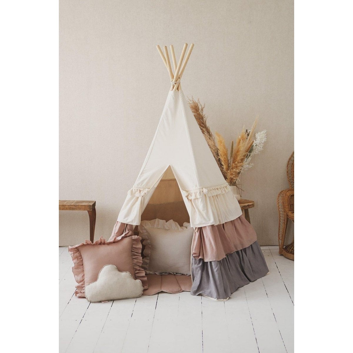 “Powder Frills” Teepee with Frills and "Powder Pink" Shell Mat Set
