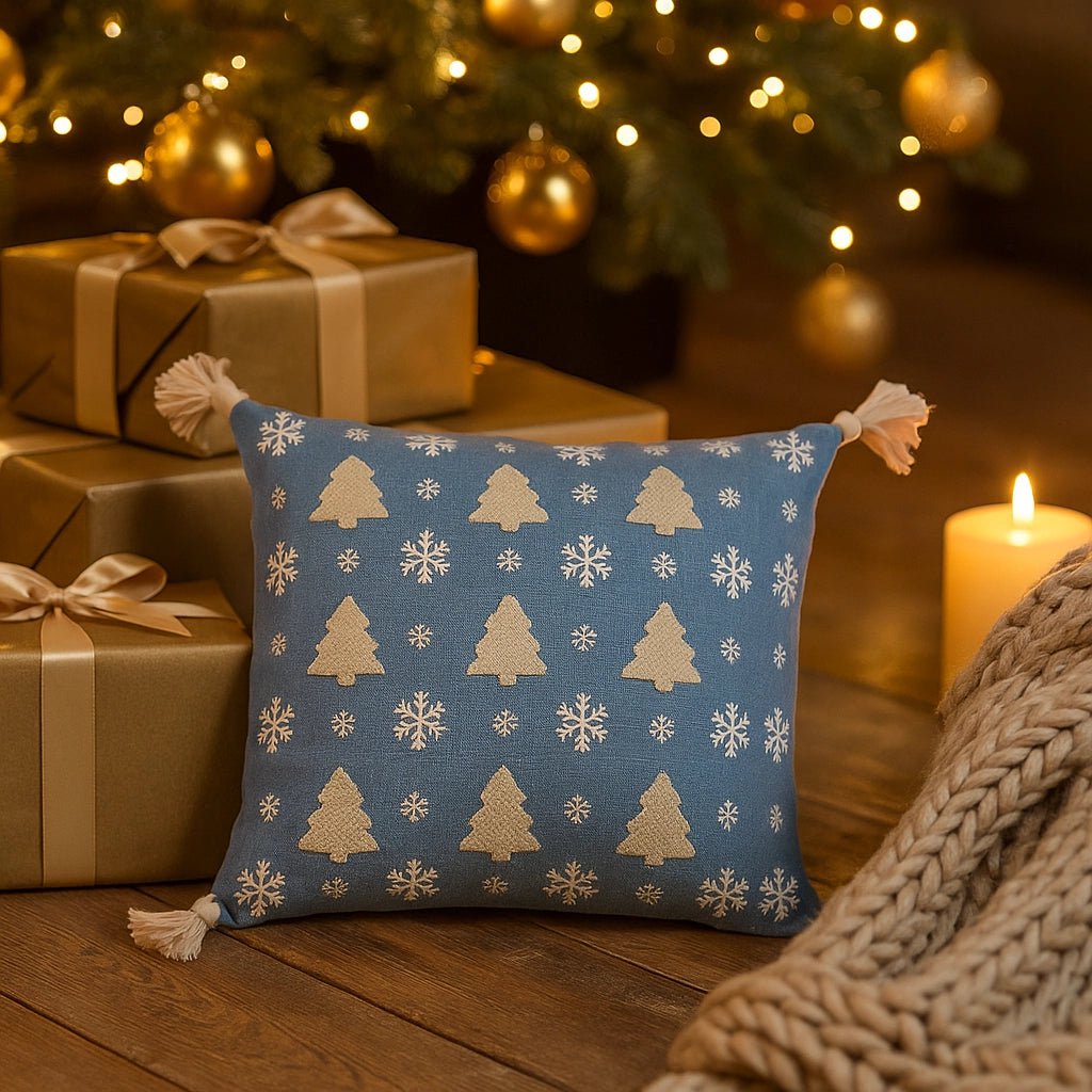 Blue Christmas Trees & Snow – Cushion Cover / Kussenhoes – Christmas 45×45 cm – Urbane Hide