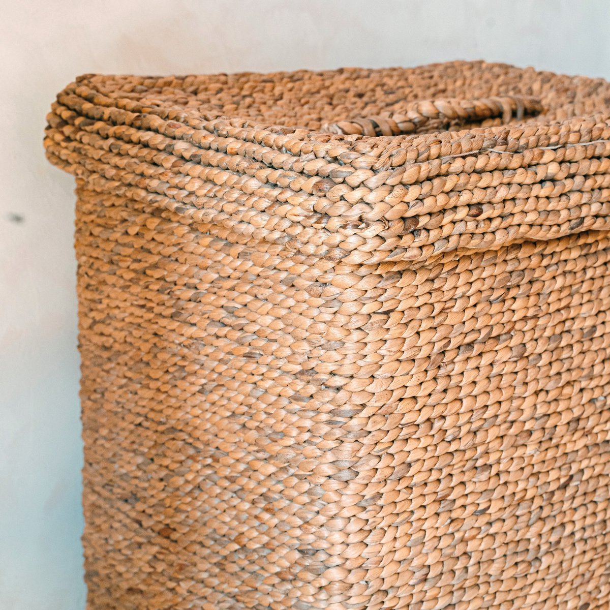 Large Laundry Basket with Lid – Decorative Woven Brown Basket – Rectangular Laundry Hamper – Boho Basket Handmade from Water Hyacinth SEMERU