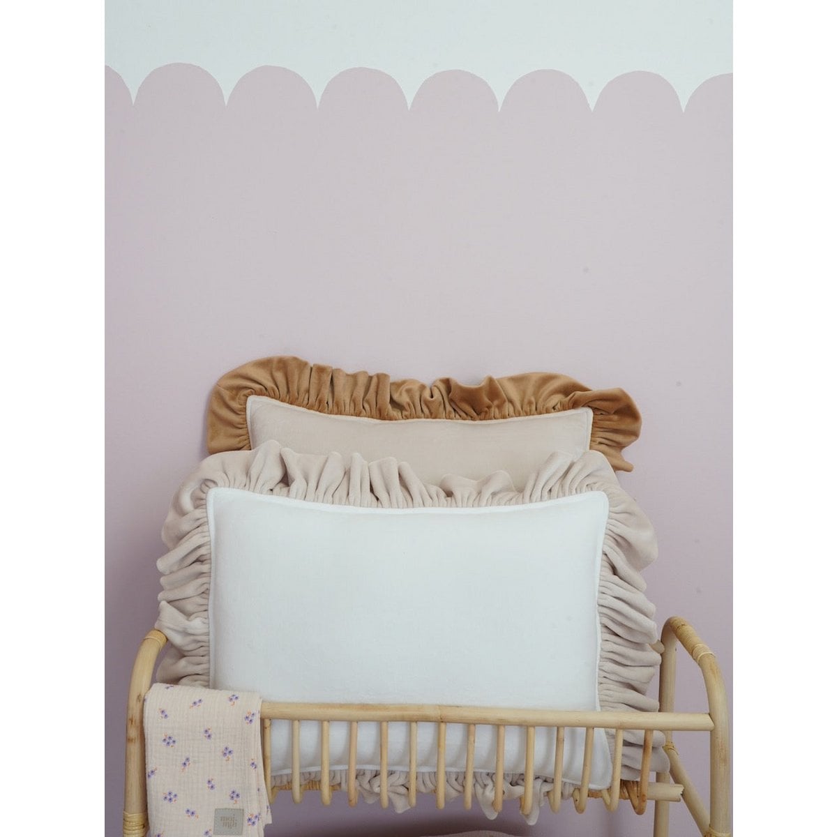 Decorative velvet pillow with frill "Caffé latte"
