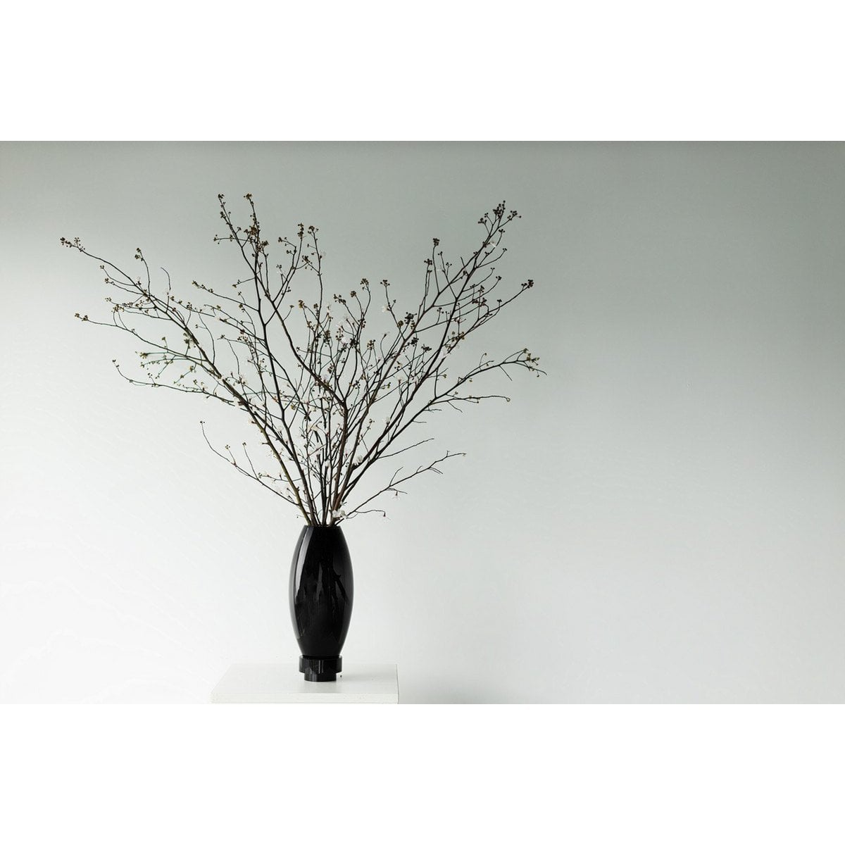 Small modern vase, innovative design, back high end glass. RUD15ZW