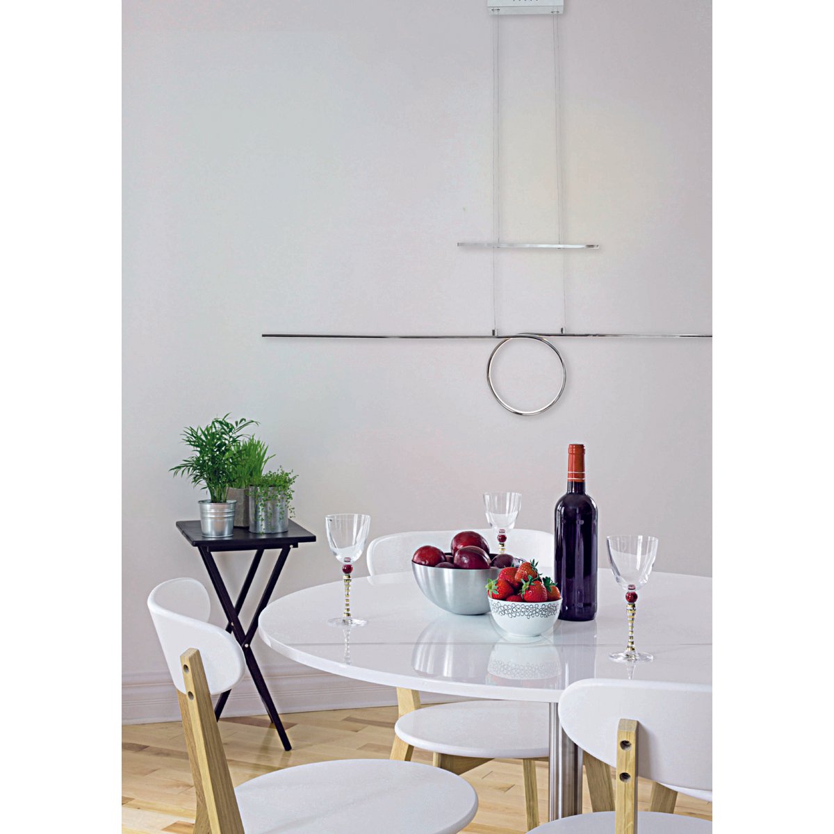 Metal LED in silver LED pendant lamp, with integrated LED pendulum inside