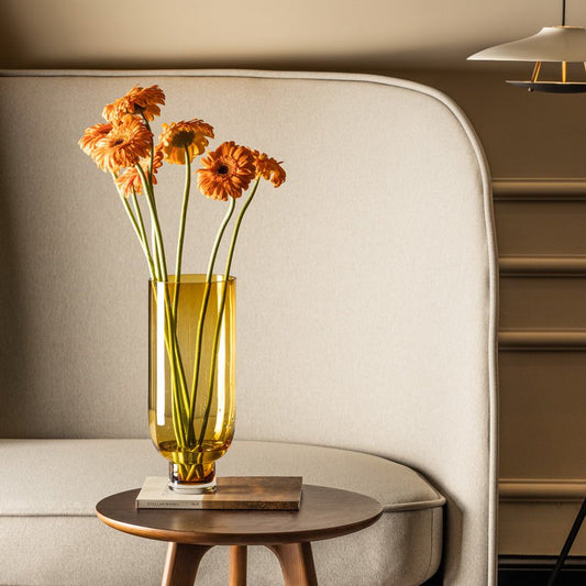 Enkel modern hög vas i glas, cylindrisk form på en stabil bas, varm mörk orange, OMAHA18AM