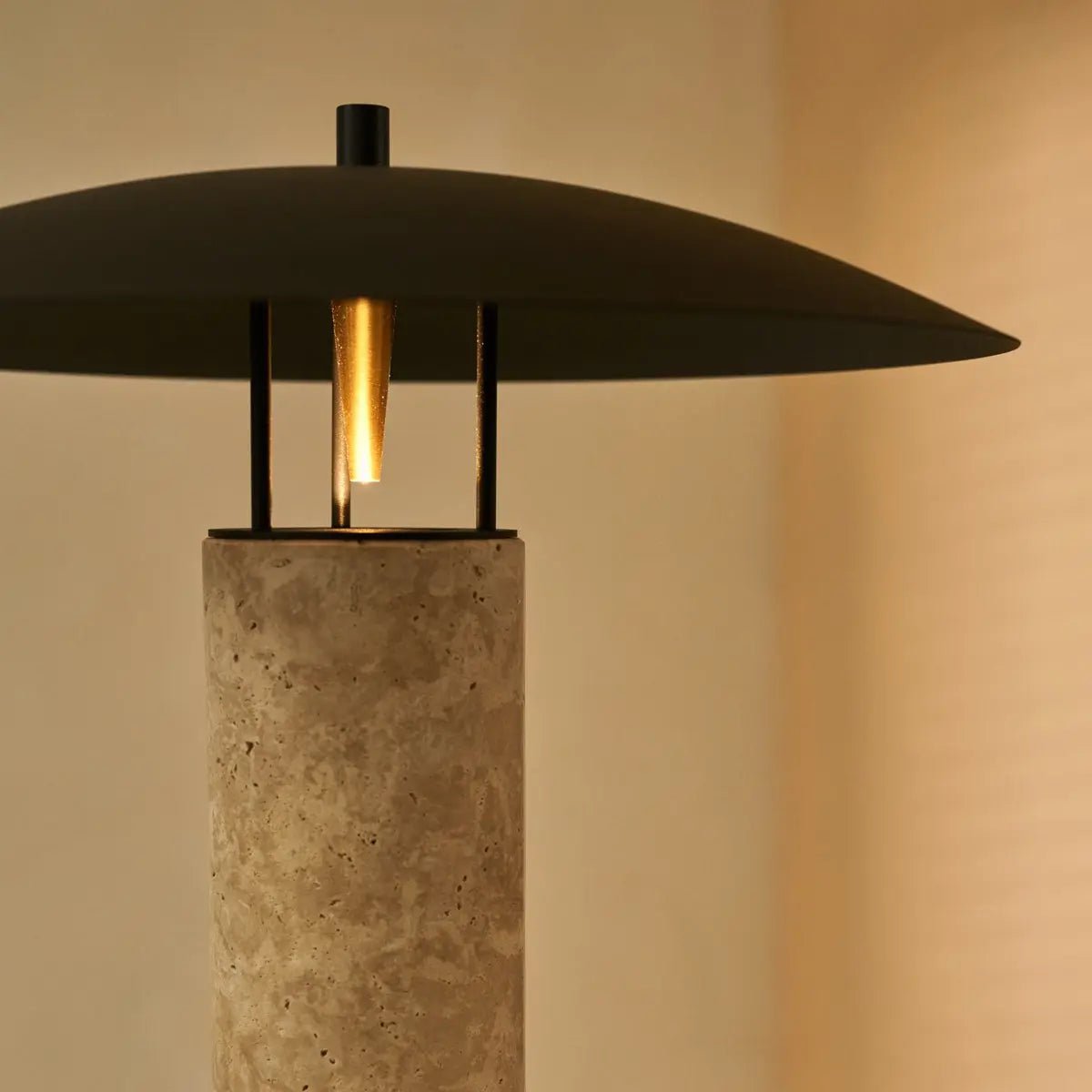 Nicolaas travertin-lampa