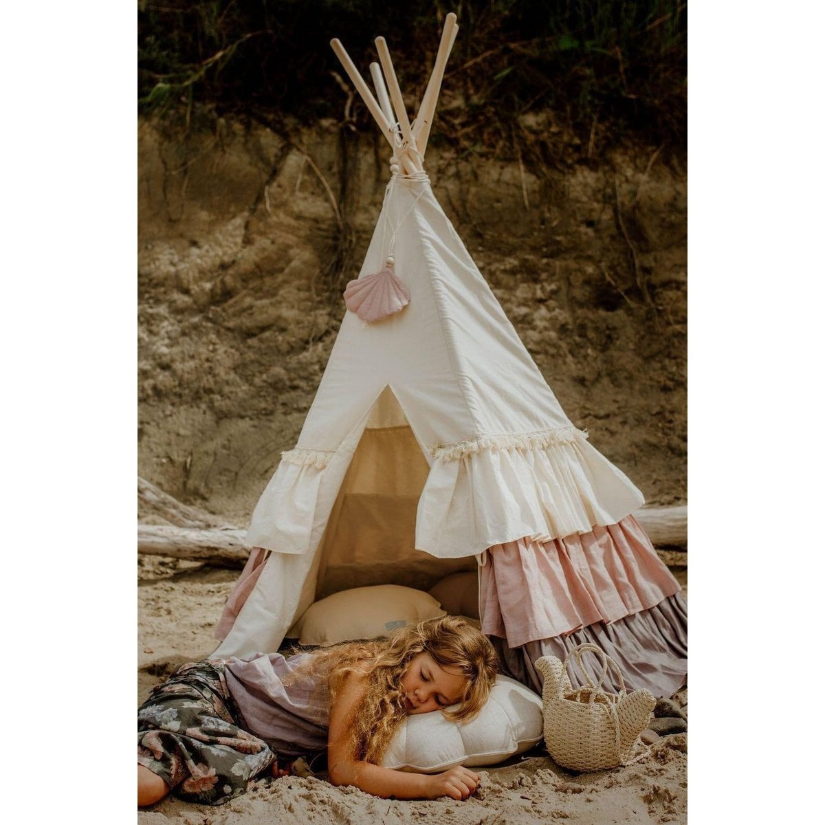 “Powder Frills” Teepee with Frills and "Powder Pink" Shell Mat Set