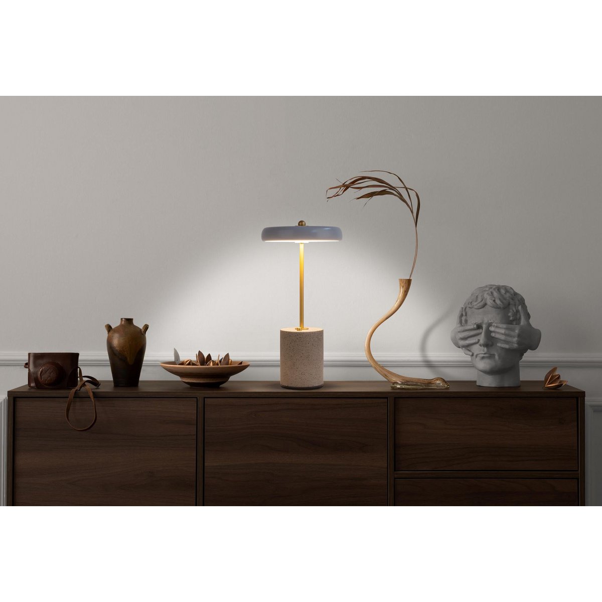 Akku Tischleuchte "SETA" grau 30 cm hoch aus Metall und Beton, mit fest verbauter LED
