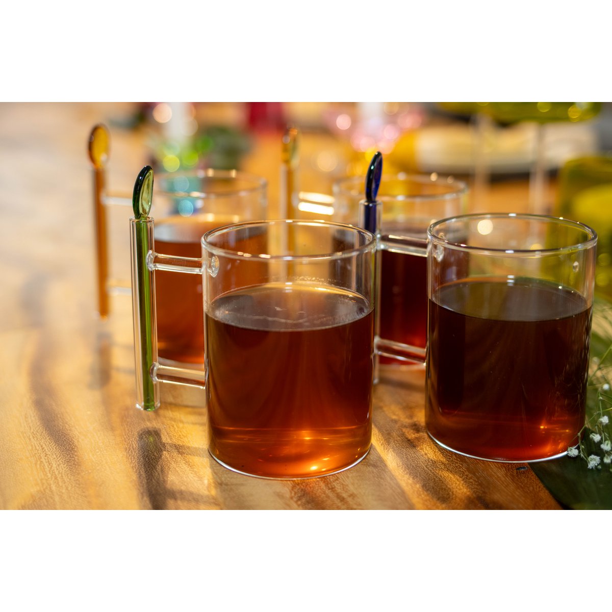Tekoppar i glas med mångfärgade skedar - 4-pack