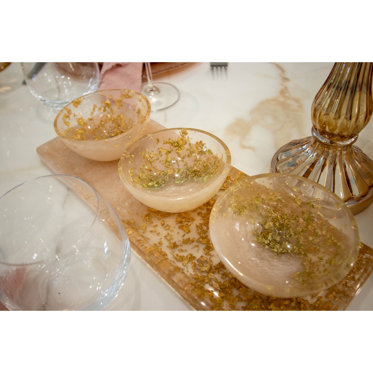 Aperitifset med 3 koppar på en bricka av glitterresin