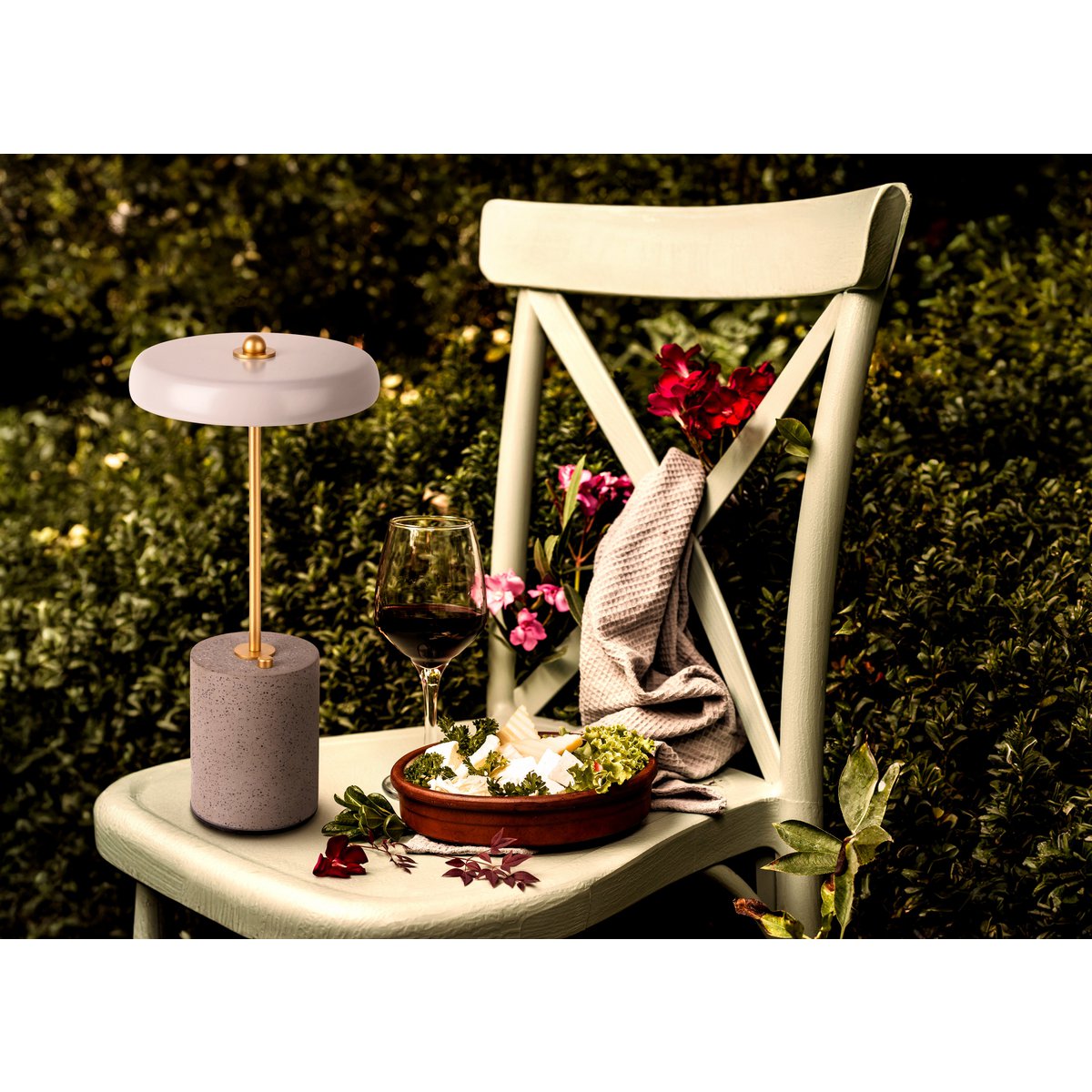 Akku Tischleuchte "SETA" grau 30 cm hoch aus Metall und Beton, mit fest verbauter LED