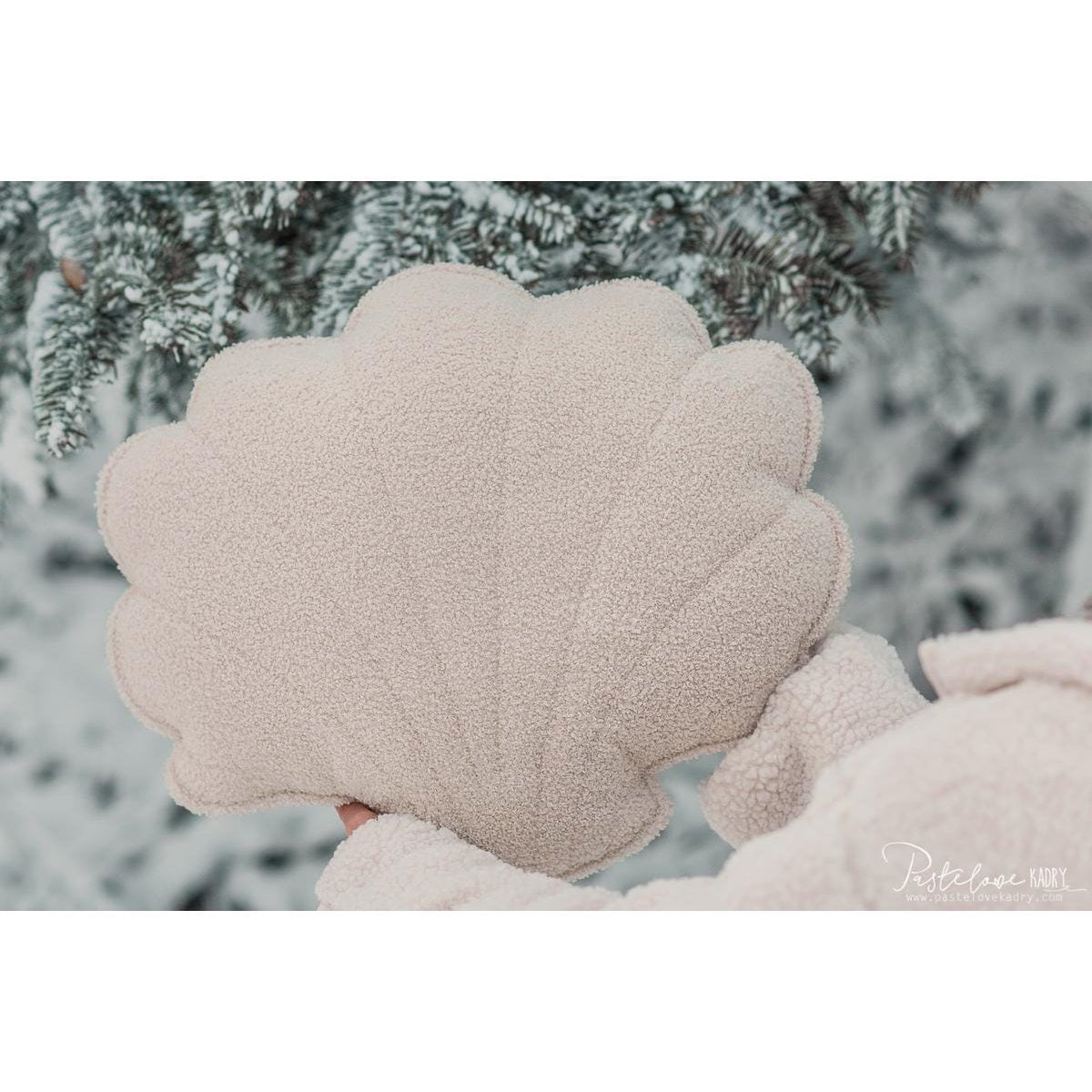 Fluffy Boucle shell pillow "white teddy"