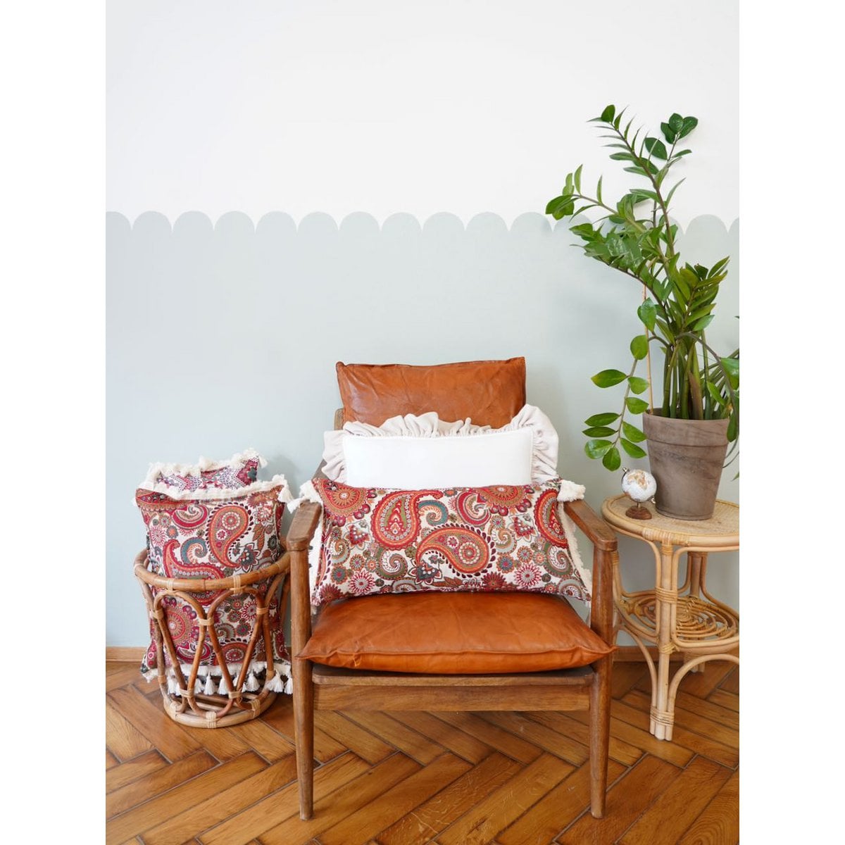 Decorative velvet pillow with frill "Caffé latte"