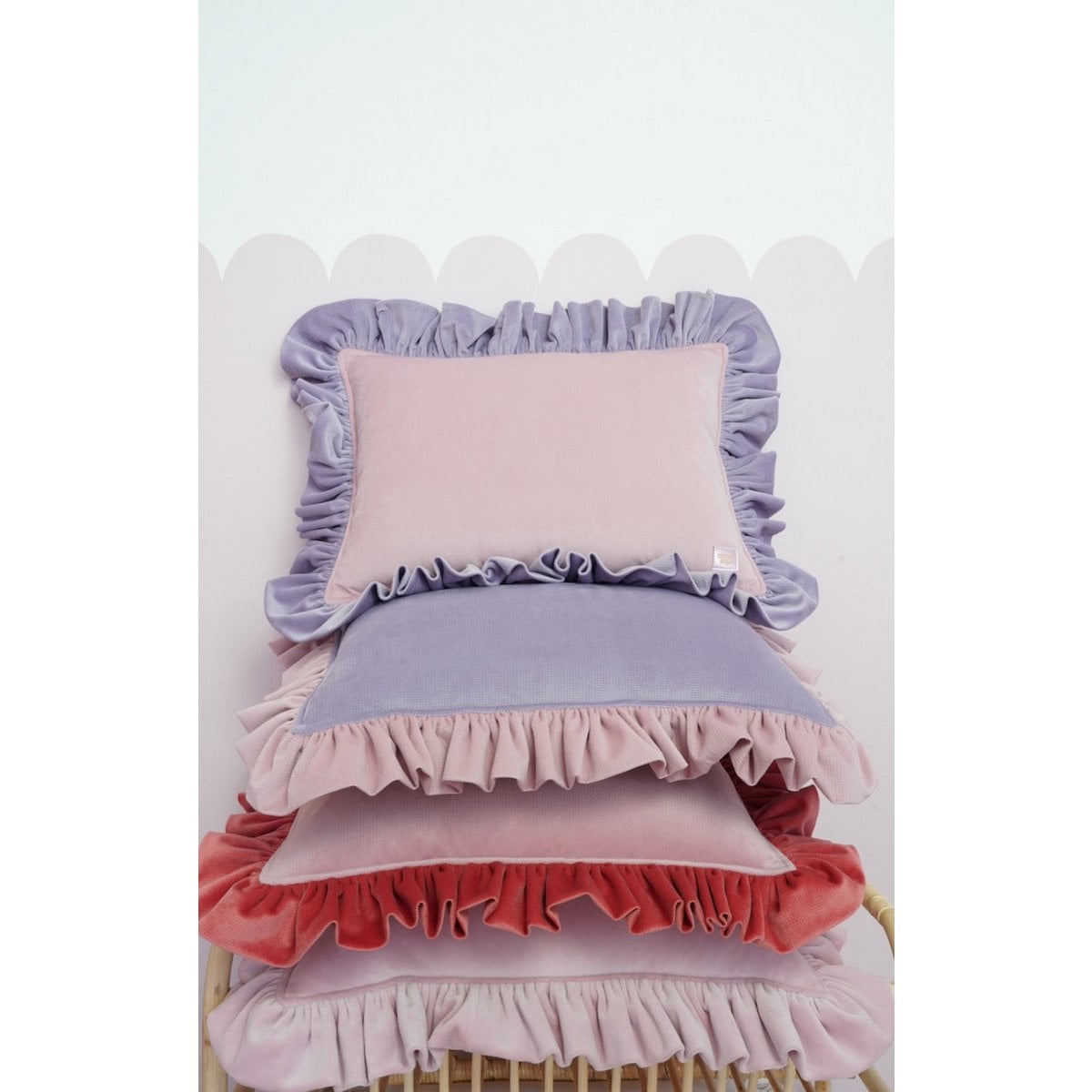 Decorative velvet pillow with frill "Pink latte"