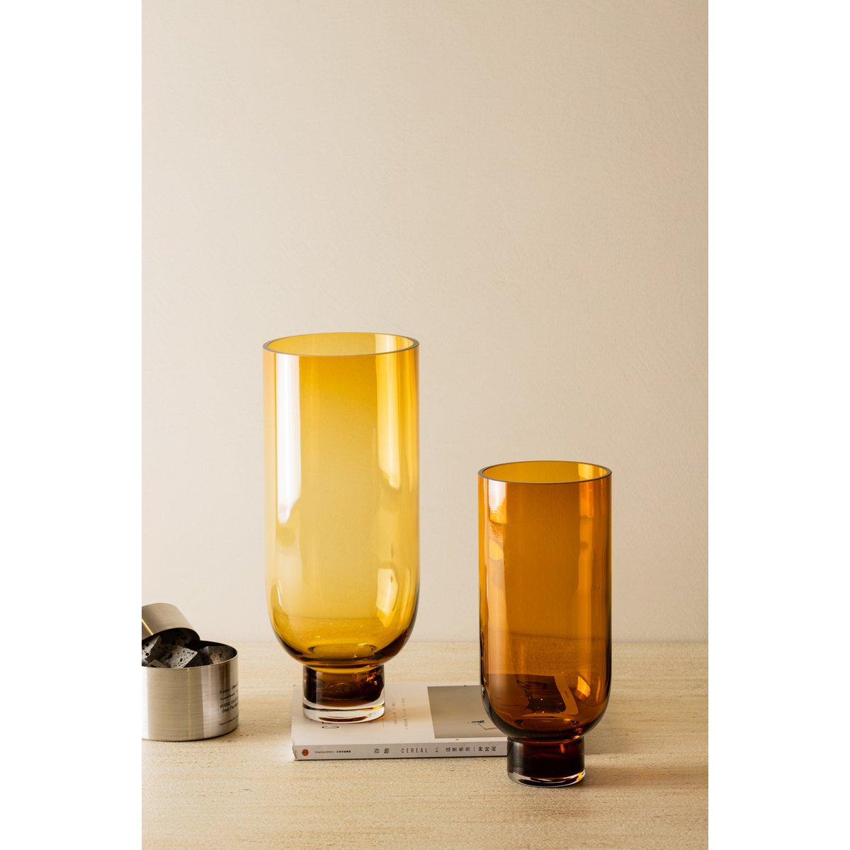 Enkel modern hög vas i glas, cylindrisk form på en stabil bas, varm mörk orange, OMAHA18AM