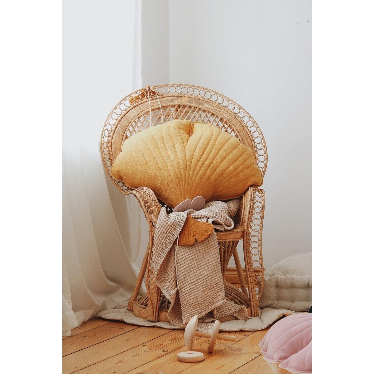 “Honey” Velvet Ginkgo Leaf Pillow