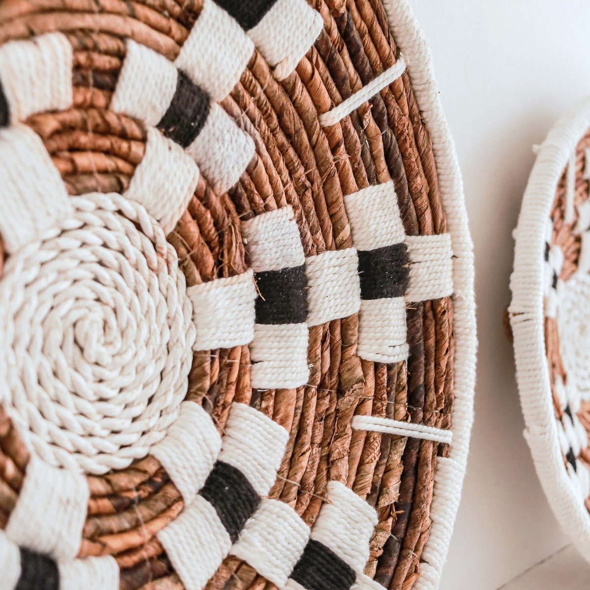 Väggdekor Rund boho väggkorg eller platt skål TAMAN gjord av bananfiber (2 storlekar)