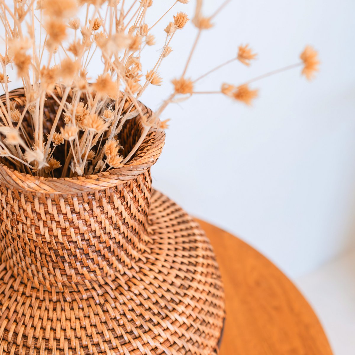 Vasen KAMARI i rotting och trä – Vas för torkade blommor – Liten rottingvas – Boho-vas av flätad rotting och trä (Ø 22 cm) brun