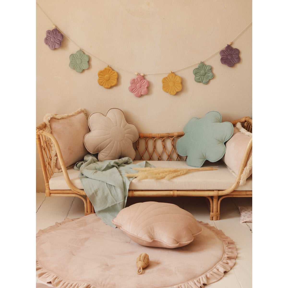 Velvet bloom pillow "Cream yucca"