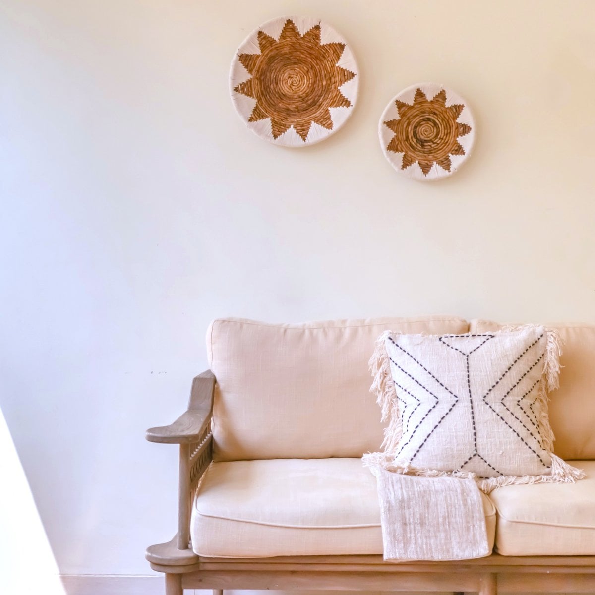 Round Boho Wall Basket – Woven Wall Decor– Decorative Bowl – Woven Wall Plate with Embroidered Star Pattern ADARI (2 sizes, Ø30/40 cm)
