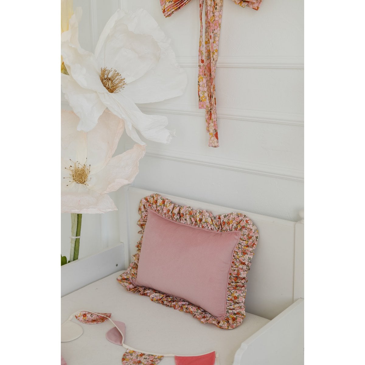 Decorative pillow with frill "green garden"