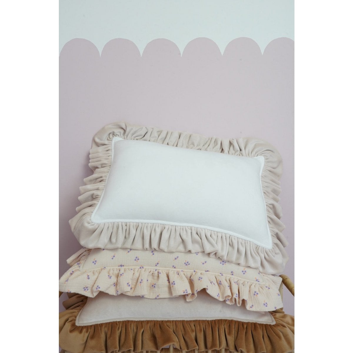 Decorative velvet pillow with frill "Caffé latte"