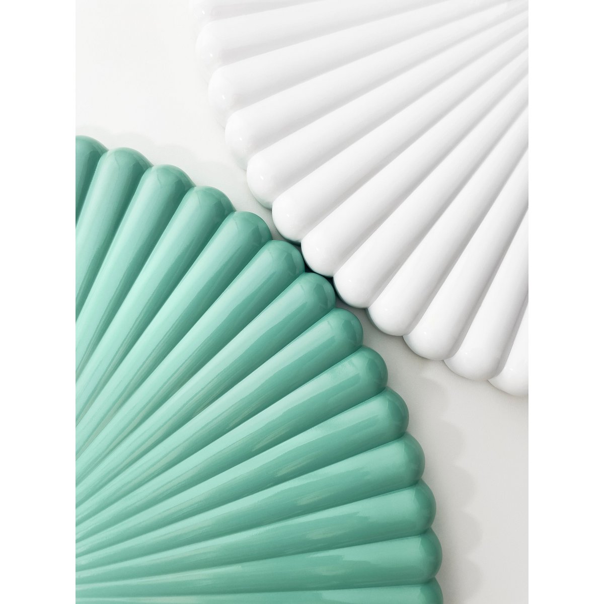 Wall clock 40cm-Silent-White/Green-Polyresin-NeXtime 'Mousse'