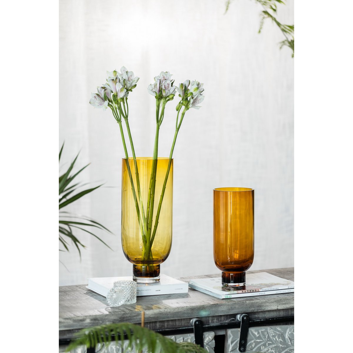 Enkel modern hög vas i glas, cylindrisk form på en stabil bas, varm mörk orange, OMAHA18AM