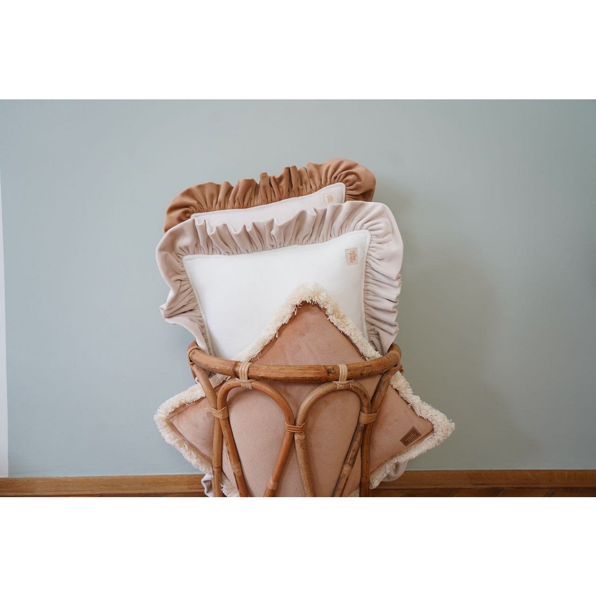 Decorative velvet pillow with frill "Caffé latte"