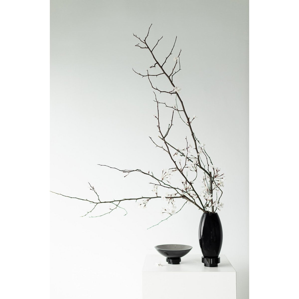 Small modern vase, innovative design, back high end glass. RUD15ZW