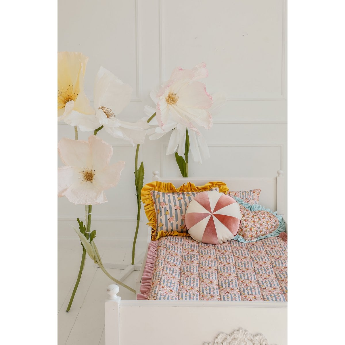 Decorative pillow with frill "summer garden"