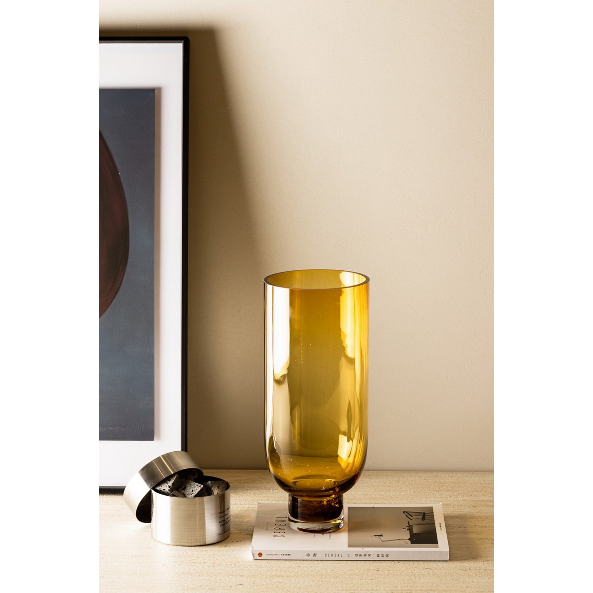 Enkel modern hög vas i glas, cylindrisk form på en stabil bas, varm mörk orange, OMAHA18AM