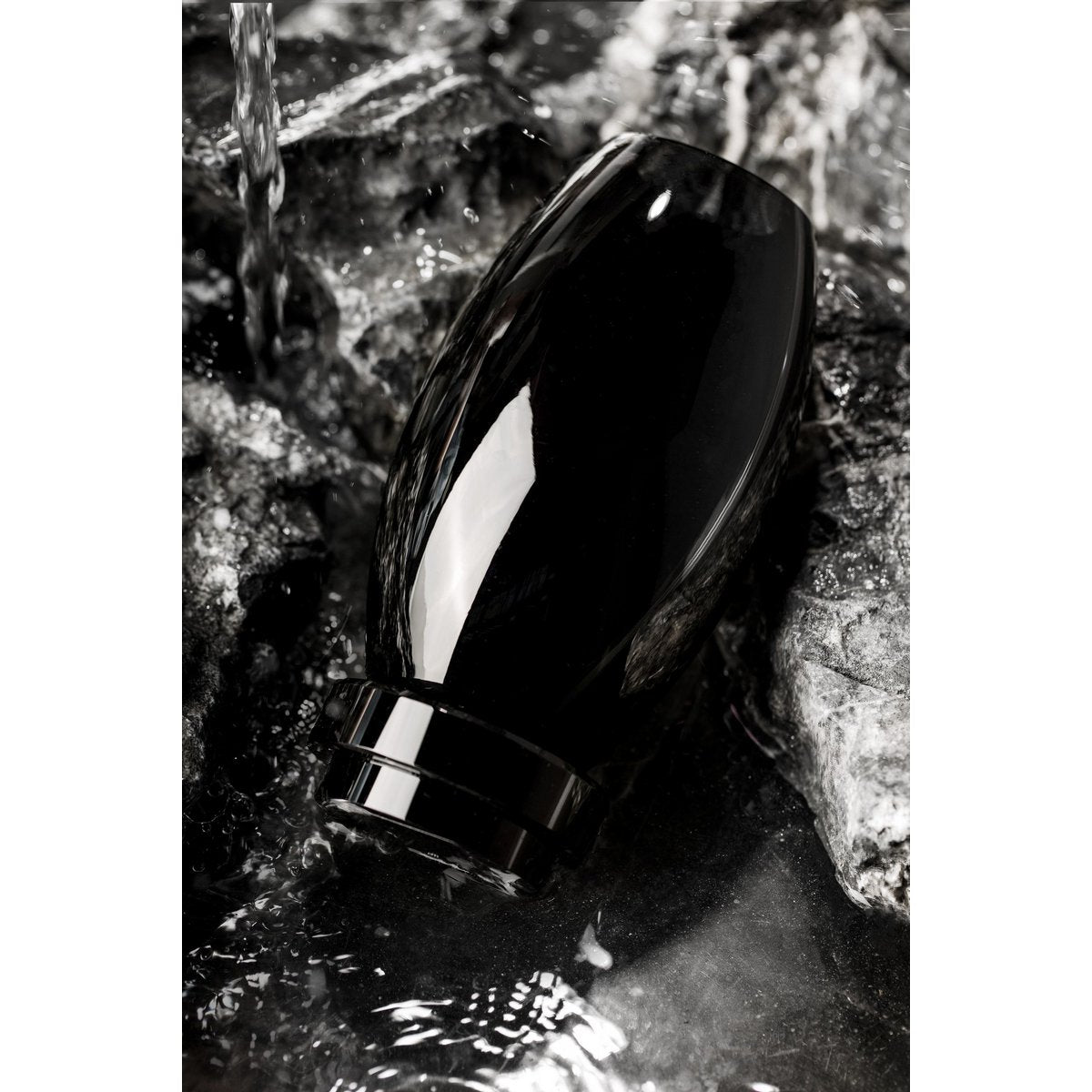 Small modern vase, innovative design, back high end glass. RUD15ZW