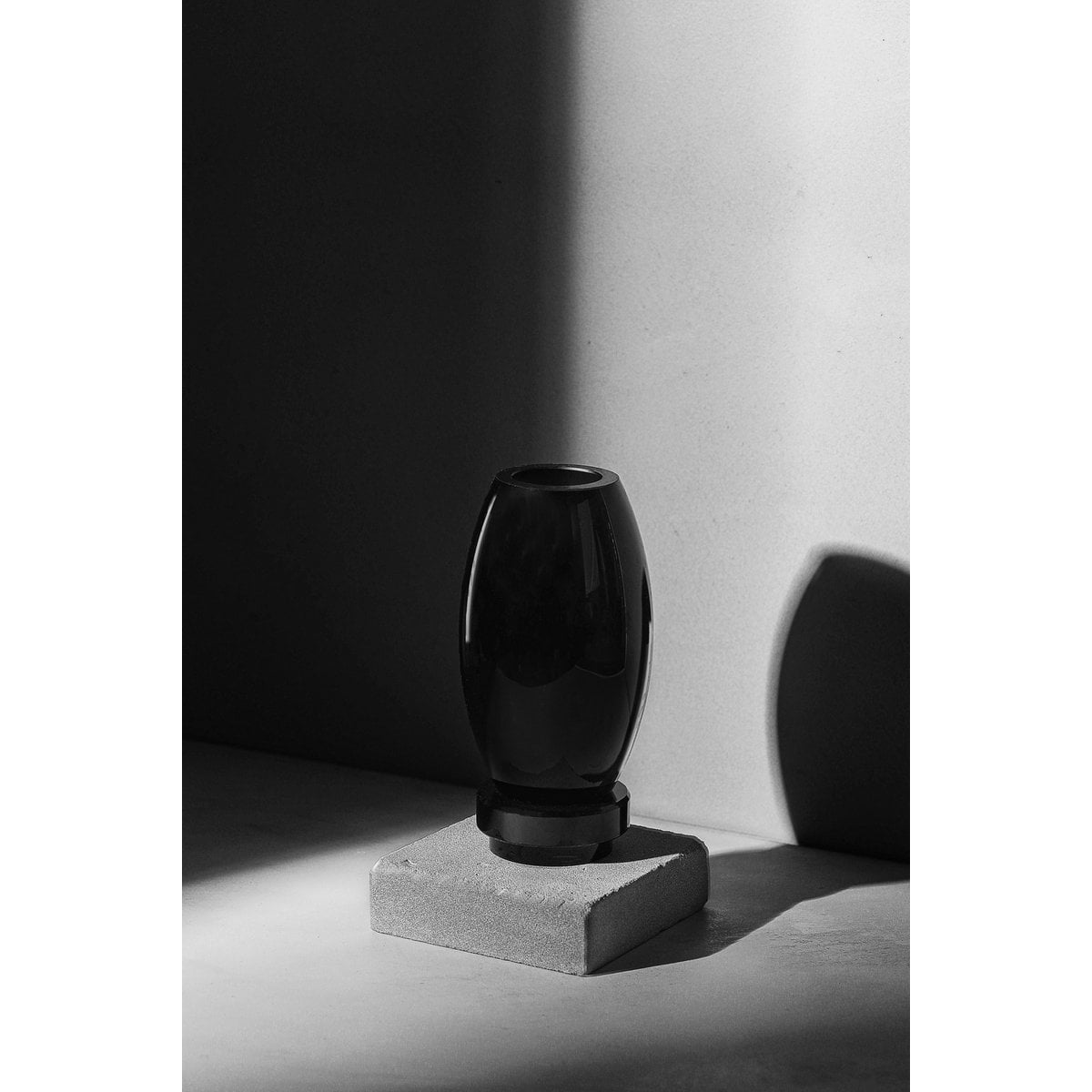 Small modern vase, innovative design, back high end glass. RUD15ZW