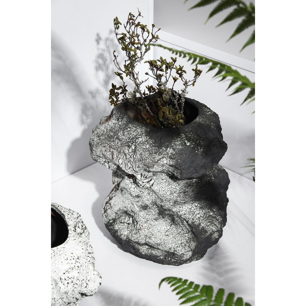 Ceramic vase w. look of rock, trendy natural design.CHU32ZW