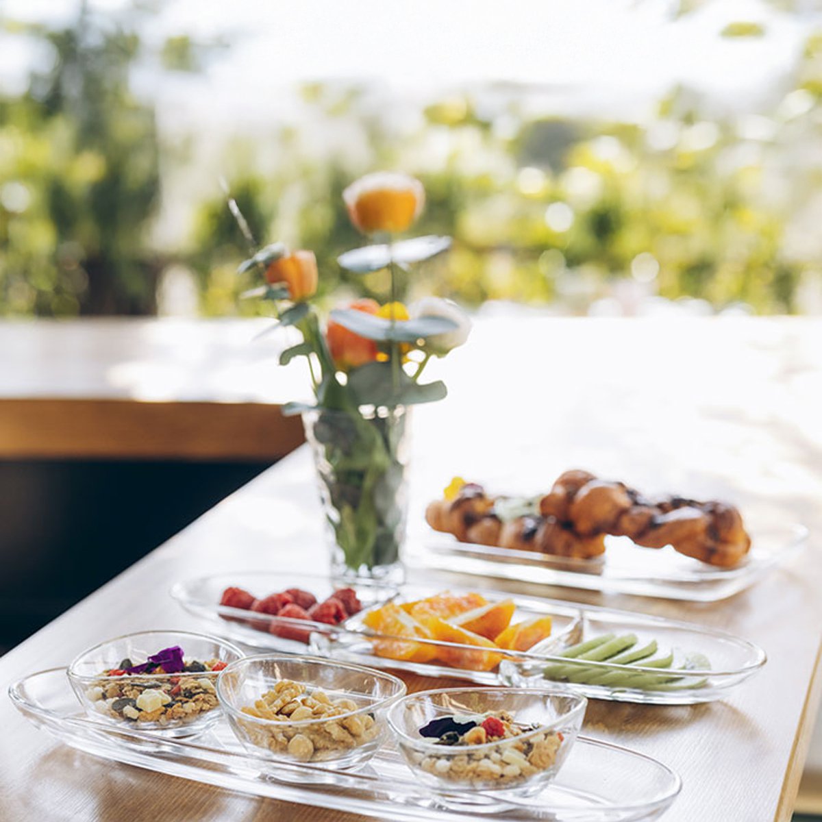 Aperitifset med 3 koppar på transparent platå 50cm