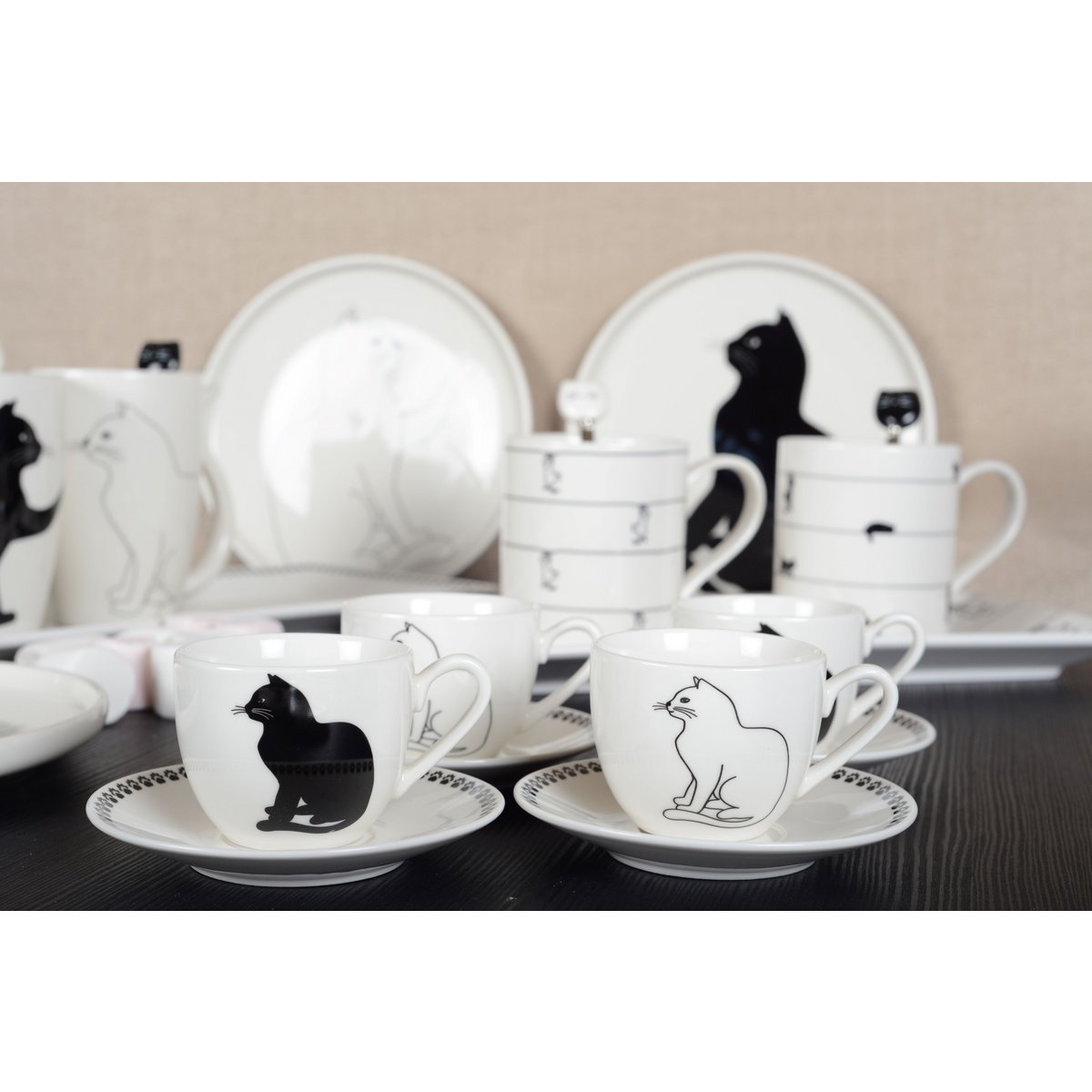 Kaffekoppar med fat med svart och vit katt – 4-pack
