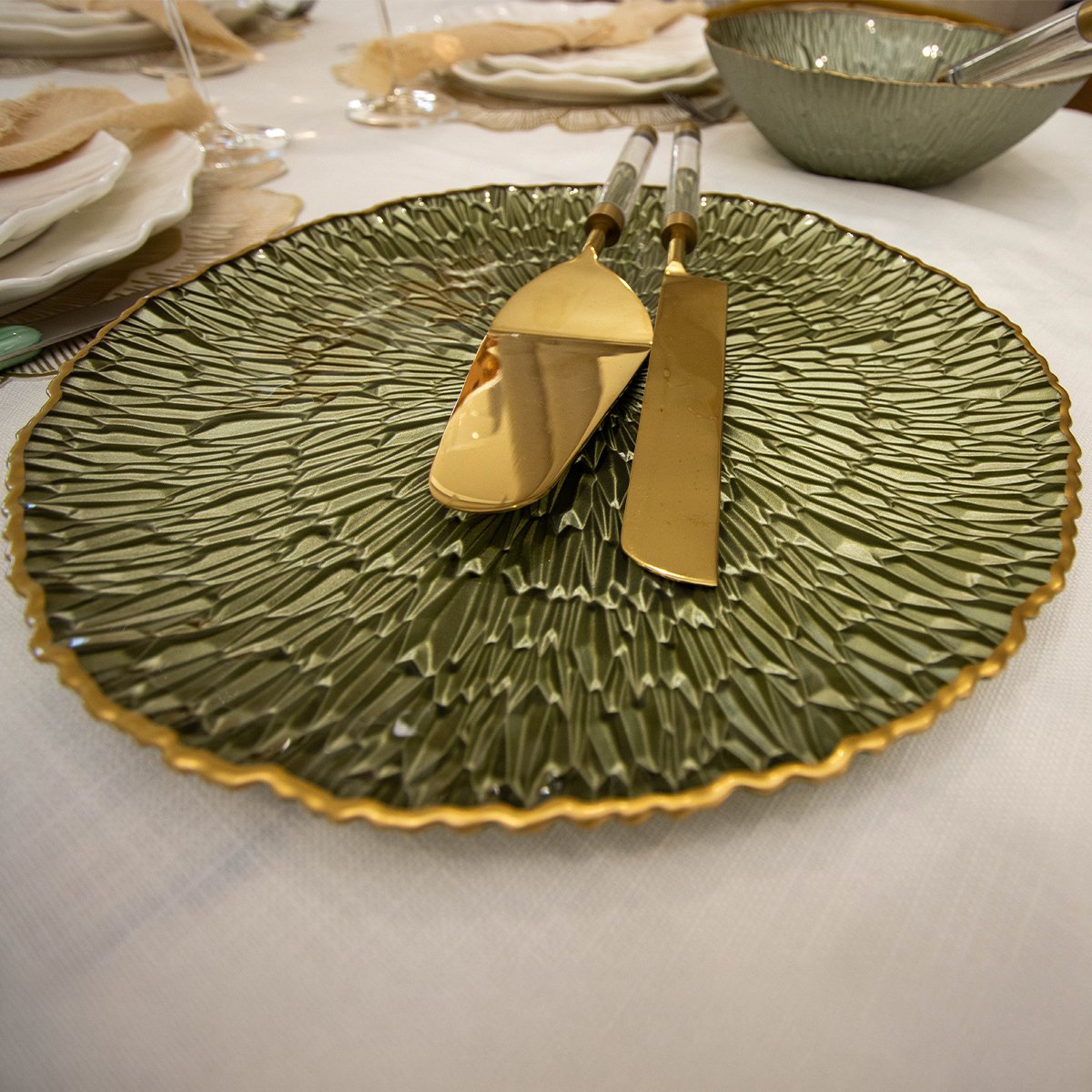 Green service plate with 33cm gilded edge