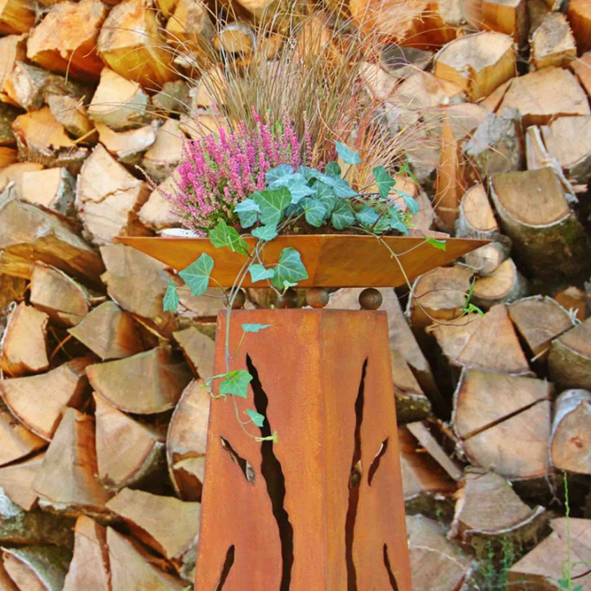 Patina column 1 m with cracks and various shells | Rust decoration plant column